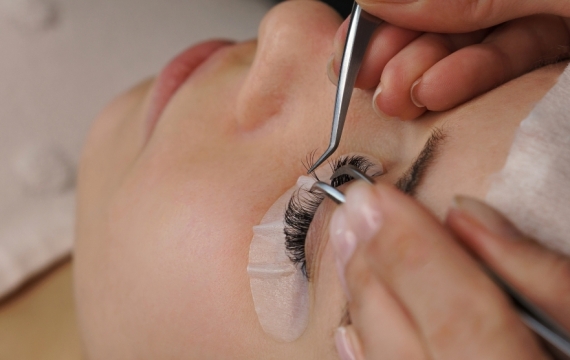 Apply eyelash extensions